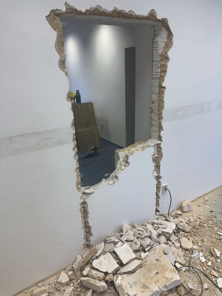 Dveře jsou skoro vybourané